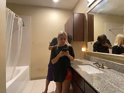 Snapshot of girlfriendmissy chatting on 02/06/25, 02:11 girlfriendmissy online show from 02/06/25, 02:11