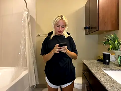 Snapshot of girlfriendmissy chatting on 11/04/25, 12:10 girlfriendmissy online show from 11/04/25, 12:10