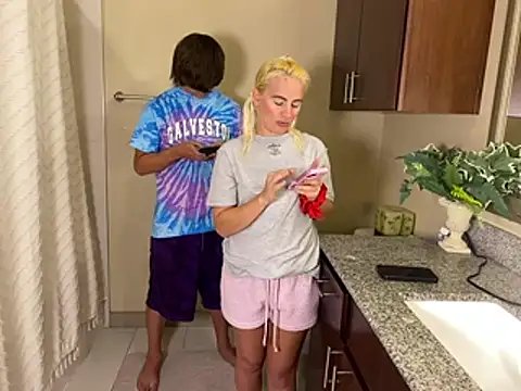 Snapshot of girlfriendmissy chatting on 04/15/26, 11:27 girlfriendmissy online show from 04/15/26, 11:27