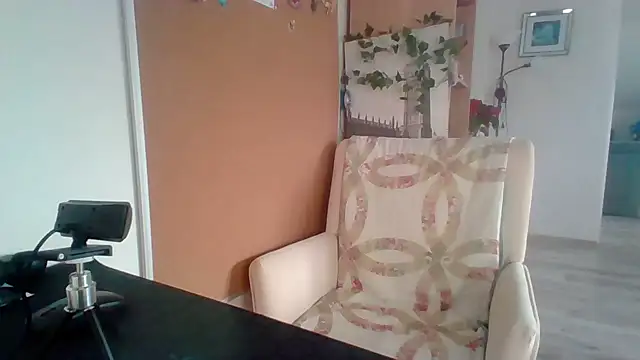 Snapshot of ReifeVenna chatting on 12/19/24, 12:34 ReifeVenna online show from 12/19/24, 12:34