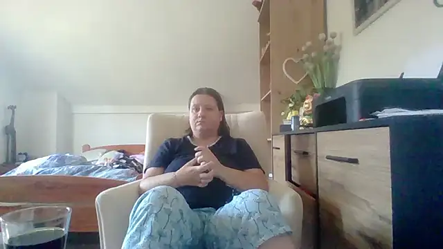 Snapshot of ReifeVenna chatting on 09/10/25, 07:08 ReifeVenna online show from 09/10/25, 07:08