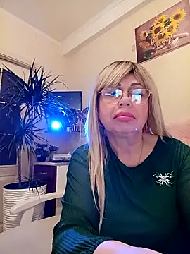 Snapshot of SusieNoreen chatting on 03/03/25, 02:04 SusieNoreen online show from 03/03/25, 02:04