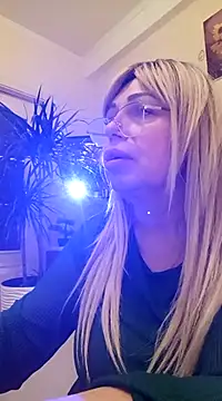Snapshot of SusieNoreen chatting on 03/03/25, 08:38 SusieNoreen online show from 03/03/25, 08:38