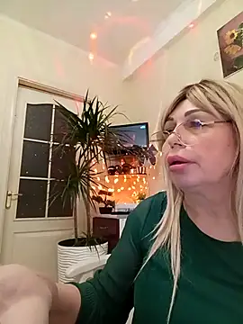 Snapshot of SusieNoreen chatting on 03/03/25, 11:44 SusieNoreen online show from 03/03/25, 11:44