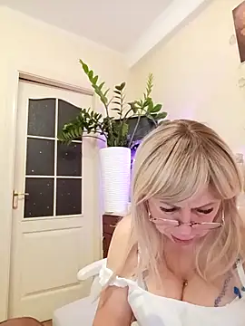 Snapshot of SusieNoreen chatting on 09/16/25, 01:06 SusieNoreen online show from 09/16/25, 01:06