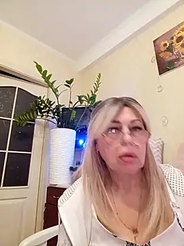 Snapshot of SusieNoreen chatting on 09/27/25, 11:21 SusieNoreen online show from 09/27/25, 11:21