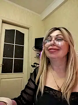Snapshot of SusieNoreen chatting on 10/13/25, 02:22 SusieNoreen online show from 10/13/25, 02:22