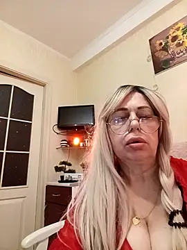 Snapshot of SusieNoreen chatting on 10/22/25, 12:22 SusieNoreen online show from 10/22/25, 12:22