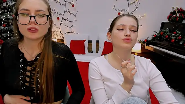 Snapshot of queenofjoyy chatting on 12/15/24, 04:04 queenofjoyy online show from 12/15/24, 04:04