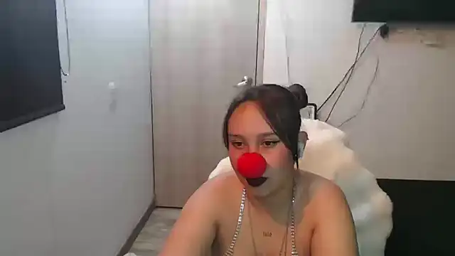 Snapshot of Skarlet_Adams28 chatting on 10/31/25, 10:11 Skarlet Adams28 online show from 10/31/25, 10:11