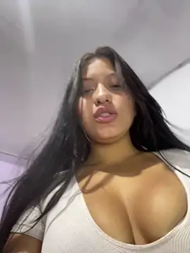 Snapshot of Estefanii- chatting on 01/04/25, 11:22 Estefanii- online show from 01/04/25, 11:22