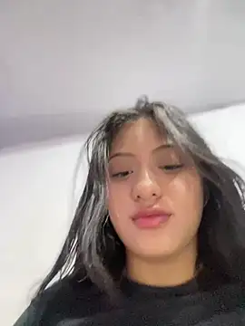 Snapshot of Estefanii- chatting on 02/27/25, 08:17 Estefanii- online show from 02/27/25, 08:17