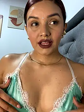 Snapshot of Melanyprada chatting on 11/16/25, 04:29 Melanyprada online show from 11/16/25, 04:29