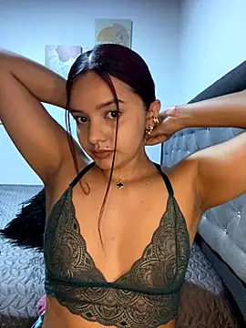 Snapshot of Melanyprada chatting on 12/14/25, 09:25 Melanyprada online show from 12/14/25, 09:25