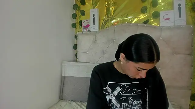 Snapshot of cristalconnorr chatting on 05/14/26, 02:46 cristalconnorr online show from 05/14/26, 02:46