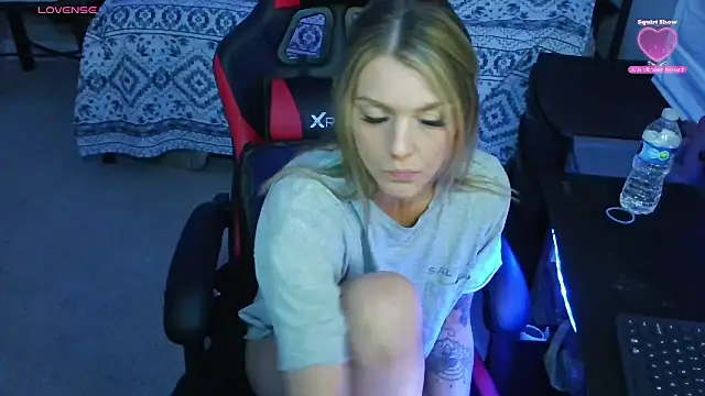 Snapshot of XMeF10 chatting on 02/11/25, 07:38 XMeF10 online show from 02/11/25, 07:38