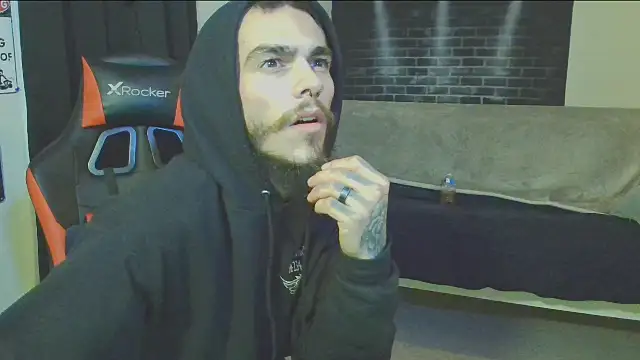 Snapshot of XMeF10 chatting on 03/03/25, 12:04 XMeF10 online show from 03/03/25, 12:04