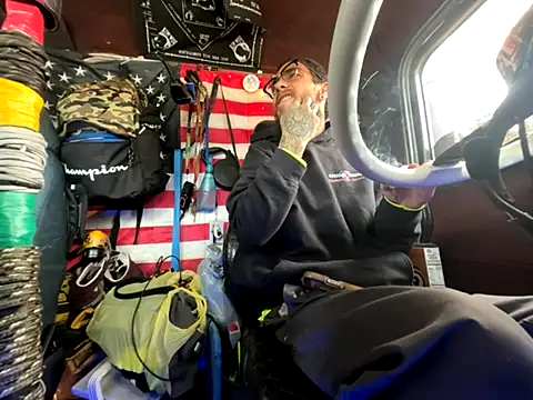 Snapshot of XMeF10 chatting on 12/01/25, 01:27 XMeF10 online show from 12/01/25, 01:27