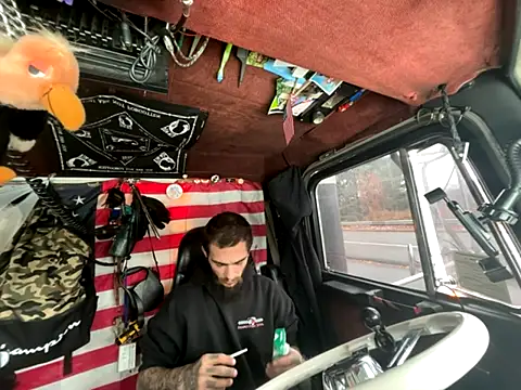 Snapshot of XMeF10 chatting on 12/05/25, 07:43 XMeF10 online show from 12/05/25, 07:43