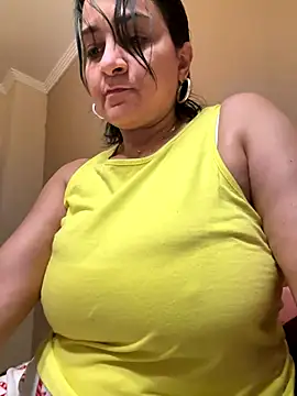 Snapshot of paulinaDiaz1 chatting on 12/01/24, 05:57 paulinaDiaz1 online show from 12/01/24, 05:57