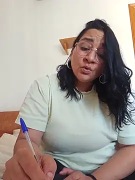 Snapshot of paulinaDiaz1 chatting on 05/20/26, 01:06 paulinaDiaz1 online show from 05/20/26, 01:06