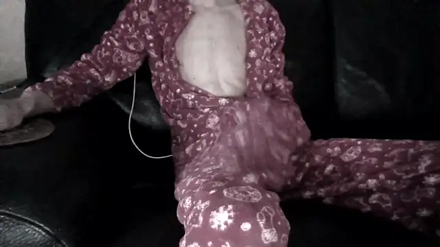 Snapshot of passif520 chatting on 12/14/25, 09:47 passif520 online show from 12/14/25, 09:47