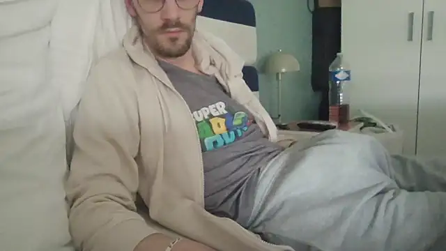 Snapshot of passif520 chatting on 03/11/26, 01:39 passif520 online show from 03/11/26, 01:39