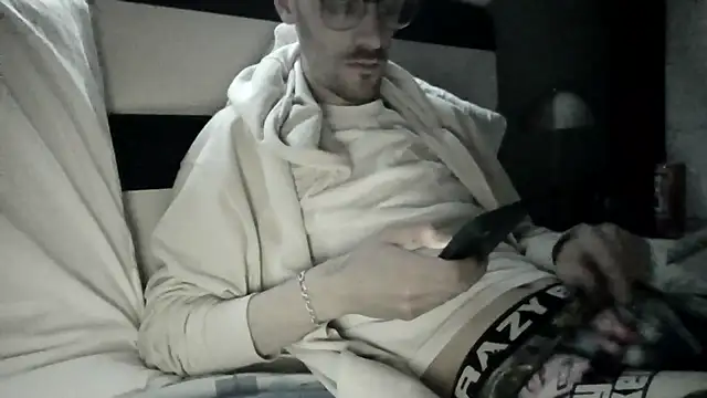 Snapshot of passif520 chatting on 04/07/26, 08:31 passif520 online show from 04/07/26, 08:31