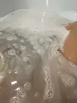 Snapshot of anyAna21 chatting on 12/14/24, 03:15 anyAna21 online show from 12/14/24, 03:15