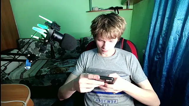 Snapshot of fameboyboo chatting on 11/23/25, 03:23 fameboyboo online show from 11/23/25, 03:23