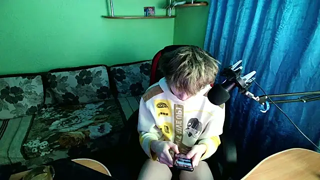 Snapshot of fameboyboo chatting on 12/20/25, 04:47 fameboyboo online show from 12/20/25, 04:47