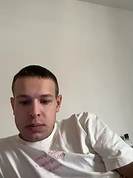 Snapshot of pretty_roman chatting on 05/01/26, 12:21 pretty roman online show from 05/01/26, 12:21
