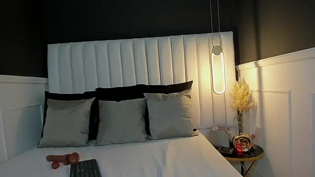 chloe zulay online show from 01/30/25, 03:55