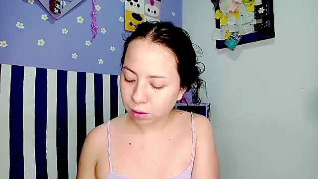 Snapshot of PetiteIvoryQueen19 chatting on 06/05/26, 07:25 PetiteIvoryQueen19 online show from 06/05/26, 07:25