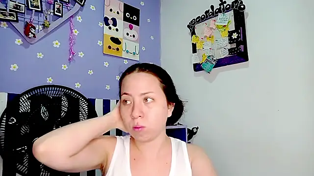 Snapshot of PetiteIvoryQueen19 chatting on 06/07/26, 05:22 PetiteIvoryQueen19 online show from 06/07/26, 05:22
