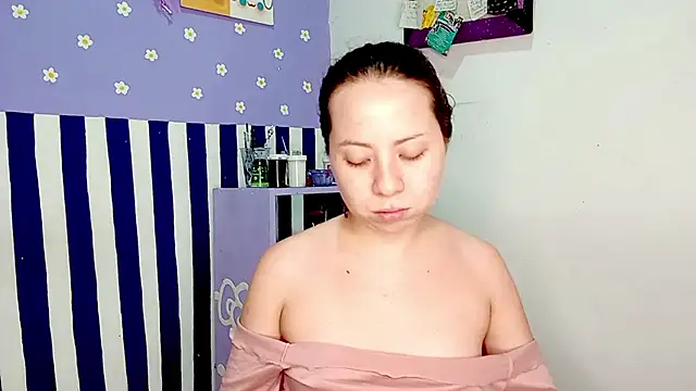 Snapshot of PetiteIvoryQueen19 chatting on 06/15/26, 04:58 PetiteIvoryQueen19 online show from 06/15/26, 04:58