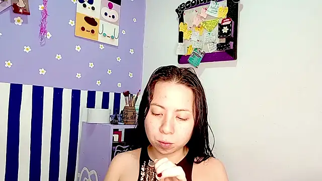 Snapshot of PetiteIvoryQueen19 chatting on 06/24/26, 04:55 PetiteIvoryQueen19 online show from 06/24/26, 04:55
