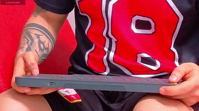 Snapshot of Sexy_Alejandro_ chatting on 04/06/26, 05:47 Sexy Alejandro online show from 04/06/26, 05:47