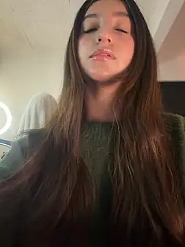 Snapshot of aly_golden_ chatting on 03/21/26, 10:35 aly golden online show from 03/21/26, 10:35