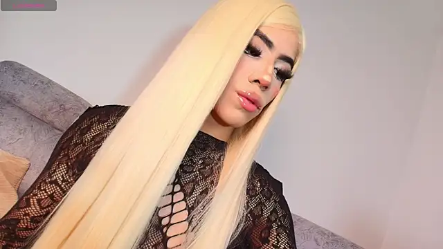 Kenia Fox online show from 10/30/25, 01:23