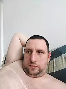 Snapshot of HE-M123 chatting on 10/06/25, 01:52 HE-M123 online show from 10/06/25, 01:52