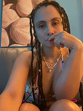 Snapshot of MafeeRoss chatting on 04/10/26, 01:27 MafeeRoss online show from 04/10/26, 01:27