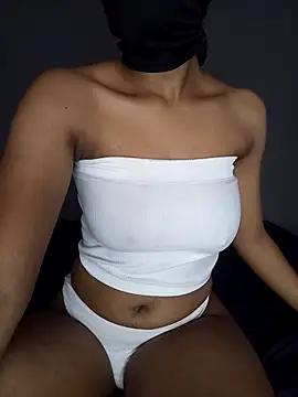 Snapshot of lisa_larry88 chatting on 10/24/25, 05:04 lisa larry88 online show from 10/24/25, 05:04