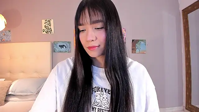 Snapshot of Maia_W10 chatting on 05/13/26, 12:24 Maia W10 online show from 05/13/26, 12:24