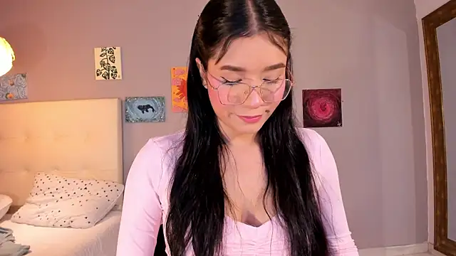 Snapshot of Maia_W10 chatting on 05/27/26, 12:24 Maia W10 online show from 05/27/26, 12:24