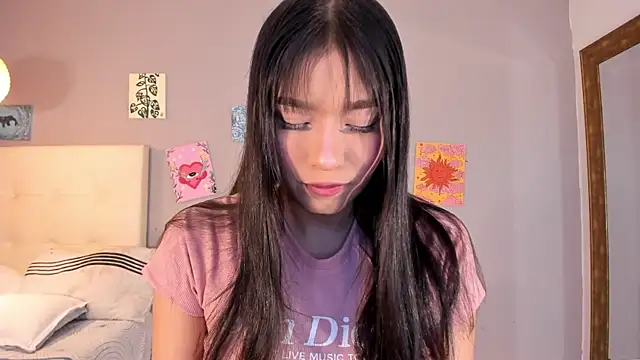 Snapshot of Maia_W10 chatting on 07/04/26, 12:33 Maia W10 online show from 07/04/26, 12:33