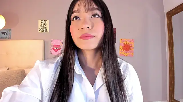 Snapshot of Maia_W10 chatting on 07/06/26, 12:24 Maia W10 online show from 07/06/26, 12:24