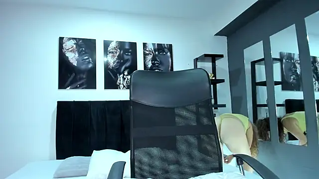 Snapshot of Mia_fooxx_ chatting on 11/12/25, 07:35 Mia fooxx online show from 11/12/25, 07:35