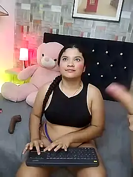 Snapshot of aaron_antonella_mds chatting on 02/05/25, 10:44 aaron antonella mds online show from 02/05/25, 10:44