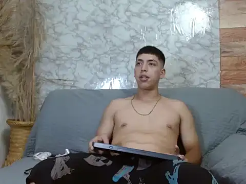 Snapshot of aaron_antonella_mds chatting on 10/19/25, 08:42 aaron antonella mds online show from 10/19/25, 08:42